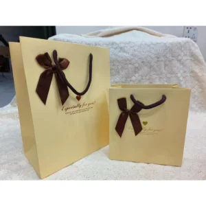 ถุงกระดาษ พิมพ์ลาย แบบติดโบว์ สีครีม ไซซ์L
